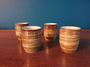 Tasses en grès terre mêlée