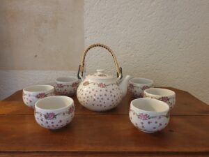 Service à thé à motif floral