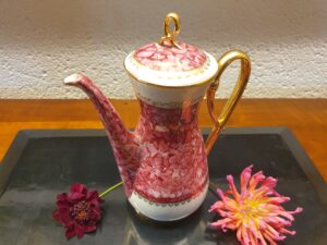 Théière, verseuse en porcelaine fine