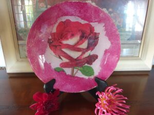 Assiette à la rose rouge