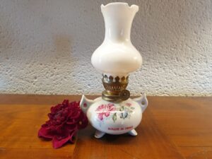 Petite lampe à pétrole porcelaine