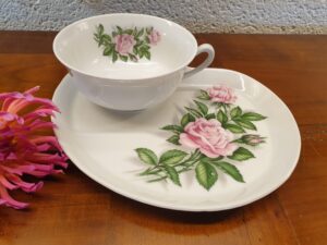 Tasse et soucoupes aux roses