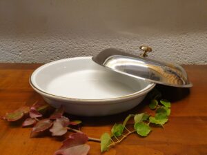 Plat de service avec cloche dorée