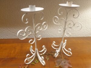 Bougeoirs en fer forgé blanc