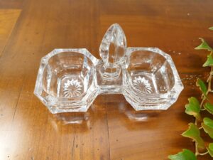 Saleron en verre pressé moulé