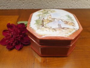 Boîte pilulier en porcelaine