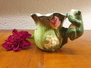 Tasse grenouille en barbotine