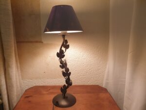 Lampe de salon aux lierres