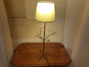 Lampe en fer forgé aux roses