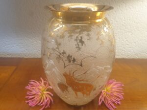 Vase en verre givré et or