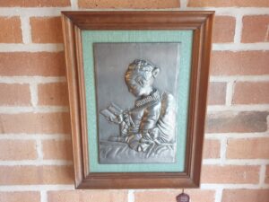 Tableau la liseuse en étain repoussé