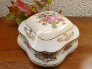 Boîte à bijoux en porcelaine ancienne