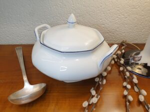 Soupière en porcelaine P. Couvrat