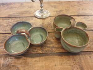 2 Plats serviteurs en grès